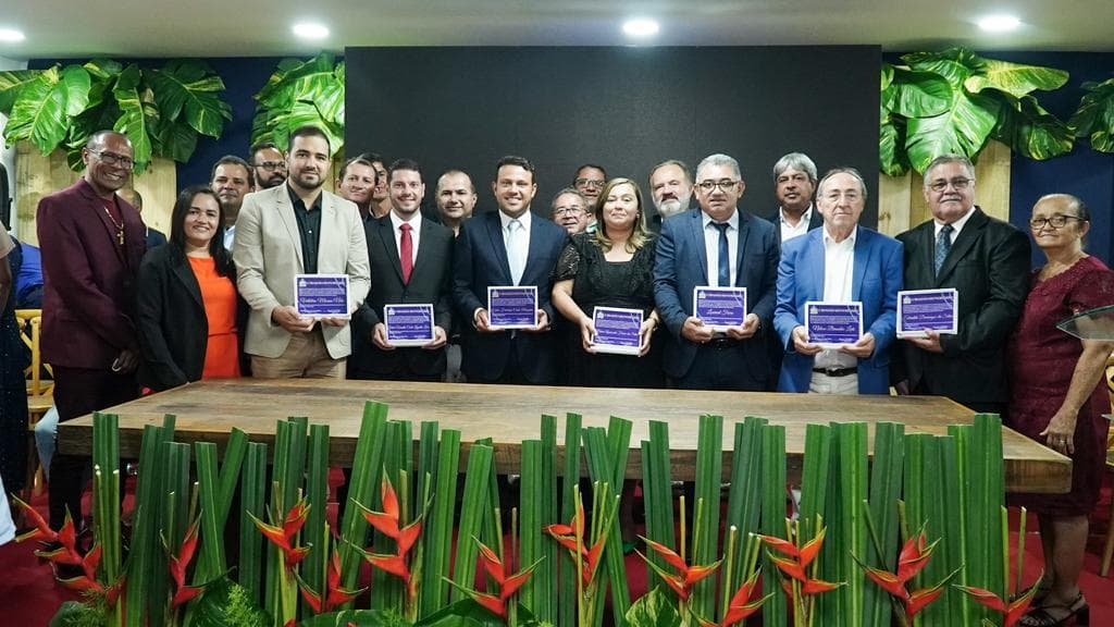 Imagem da notícia: CÂMARA REALIZA SESSÃO SOLENE PARA ENTREGA DE TÍTULO DE CIDADÃO HONORÁRIO