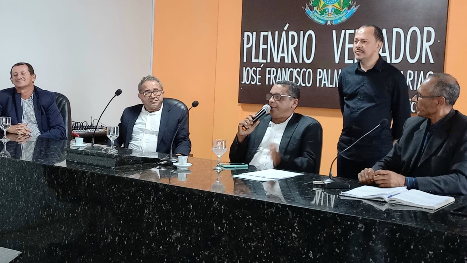 Imagem da notícia: CÂMARA MUNICIPAL REALIZA ULTIMA SESSÃO ANTES DO RECESSO PARLAMENTAR