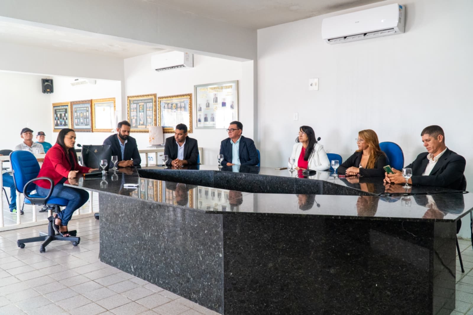 Imagem da notícia: EM SESSÃO EXTRAORDINÁRIA, PRESIDENTE DA CÂMARA PAUTA QUATRO PROJETOS DE LEIS DE AUTORIA DO PREFEITO LUCAS SANTOS