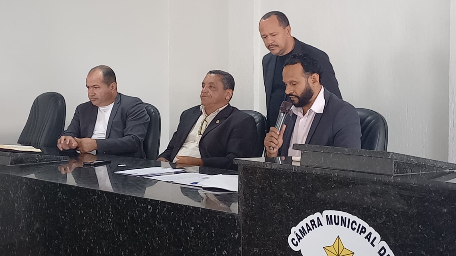 Imagem da notícia: VEREADORES APROVAM PROJETO DE LEI DE AUTORIA DO PREFEITO LUCAS SANTOS QUE GARANTE O DÉCIMO QUARTO SALÁRIO DOS SERVIDORES DA EDUCAÇÃO